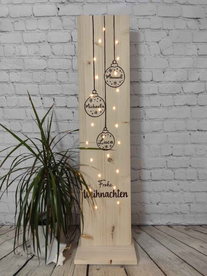 Christbaumkugeln-mit-Name-auf-Holzschild
