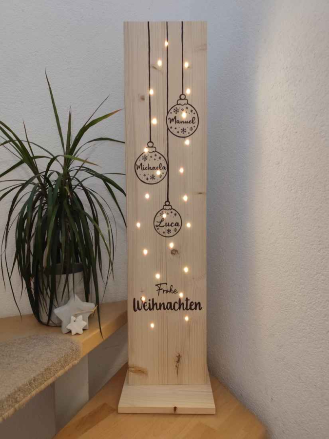 Frohe-Weihnachten-Christbaumkugeln-mit-Name-auf Holzschild